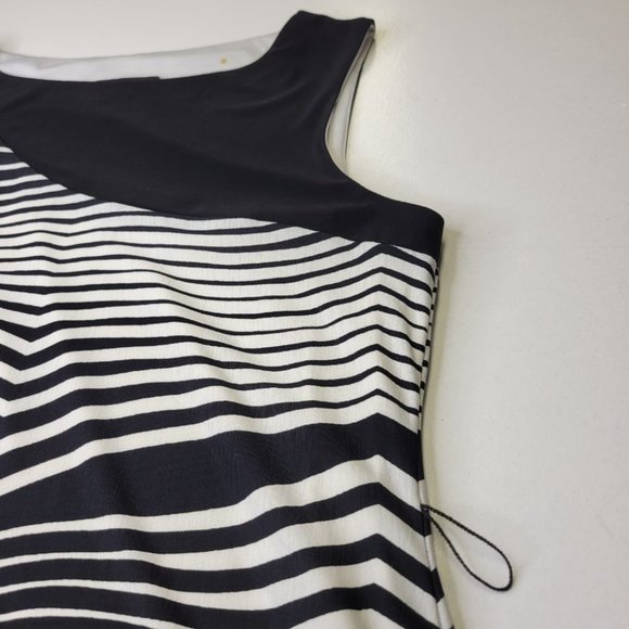 Sleeveless Black and White Abstract Print Top Size 8 - Picture 9 of 11